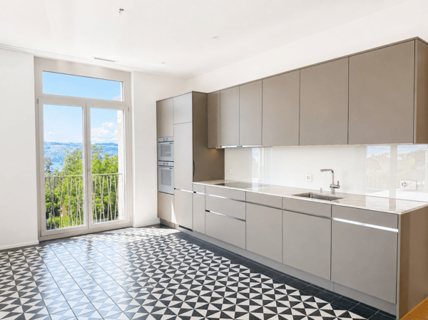 Neue 3.5 Zimmer Attika-Wohnung mit grosser Loggia und atemberaubender Aussicht auf See und Alpenpanorama