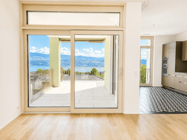 Neue 3.5 Zimmer Attika-Wohnung mit grosser Loggia und atemberaubender Aussicht auf See und Alpenpanorama 2