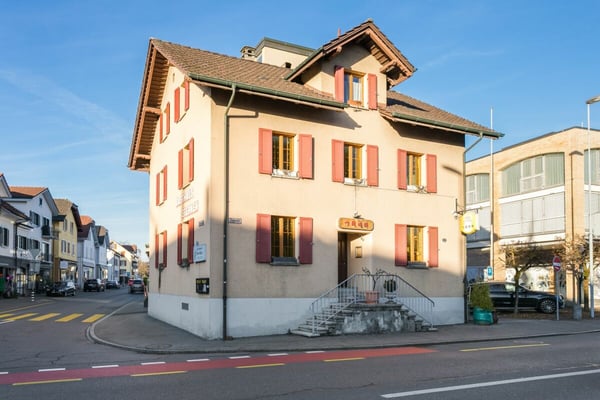 Wohn-Gewerbeliegenschaft mit Renditepotenzial an zentralster Lage in Cham 1