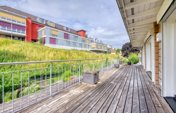 2-Zimmer-Wohnung mit Terrasse über die ganze Wohnungslänge Viel Holz, viel Licht und eine Terrasse, die alles verbindet