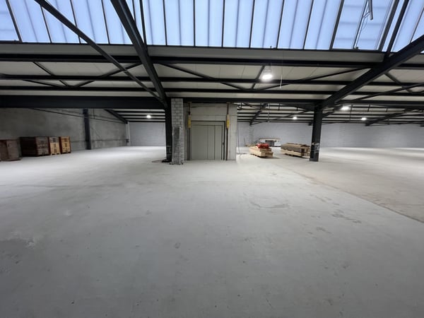 Zentrale Lager- und Produktionsflächen 5
