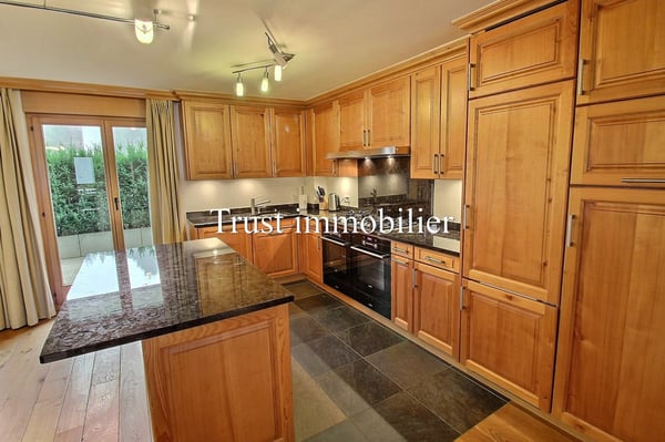 5003. Double appartement en RdC au centre de Crans 10