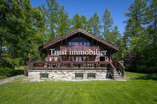 1044. Magnifique chalet de luxe à vendre à Crans-Montana 1