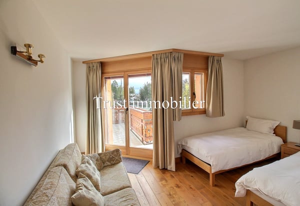 5003. Double appartement en RdC au centre de Crans 7