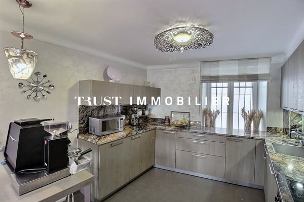 4002.EG Appartement moderne au centre de Montreux, vue lac 8
