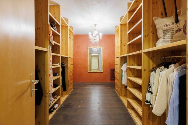 SULLENS, coup de coeur! Maison villageoise en bordure de zone agricole. 13