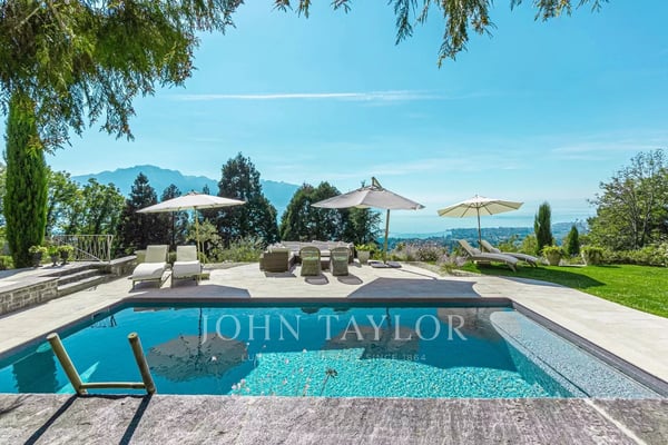 SPECTACULAIRE! Propriété avec piscine et vue panoramique 2