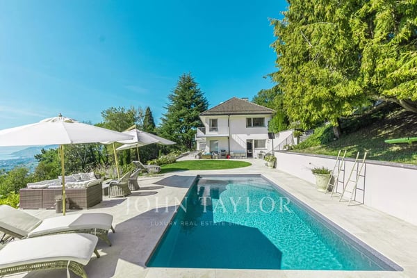 SPECTACULAIRE! Propriété avec piscine et vue panoramique 1