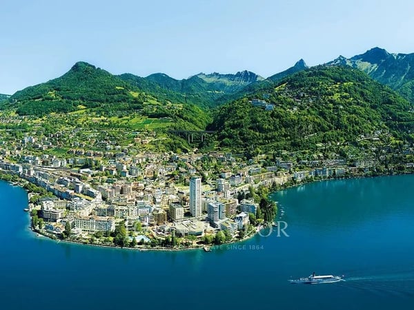 Arcades commerciales sur la rue principale de Montreux 3