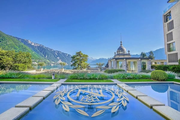 Arcades commerciales sur la rue principale de Montreux 2