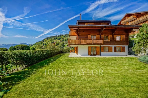 CO-EXCLUSIVITÉ! Fabuleux chalet familiale avec vue panoramique sur les montagnes 4