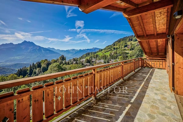 CO-EXCLUSIVITÉ! Fabuleux chalet familiale avec vue panoramique sur les montagnes 2