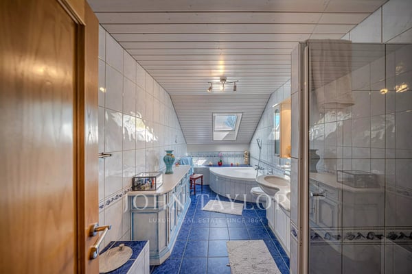 Élégante villa familiale avec piscine 12