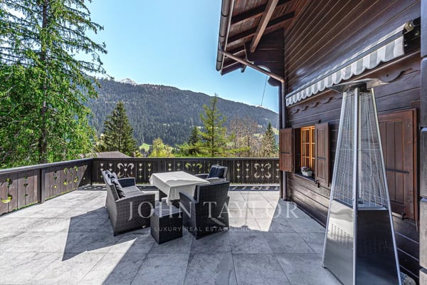 Magnifique chalet niché dans un oasis de verdure avec vue sur les montagnes 1