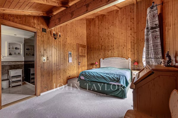 Magnifique chalet niché dans un oasis de verdure avec vue sur les montagnes 7