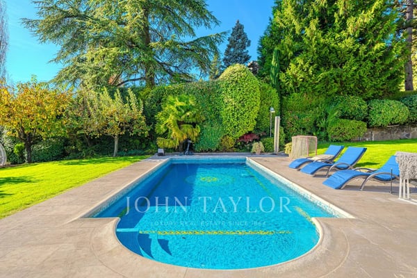 Luxueuse propriété avec piscine et vue lac exceptionnelle 6