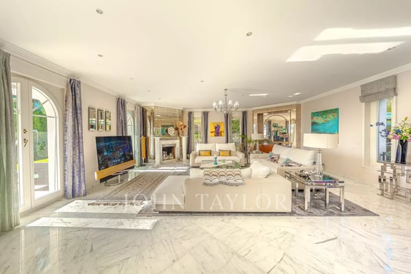 Luxueuse propriété avec piscine et vue lac exceptionnelle 8