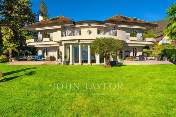 Luxueuse propriété avec piscine et vue lac exceptionnelle 4