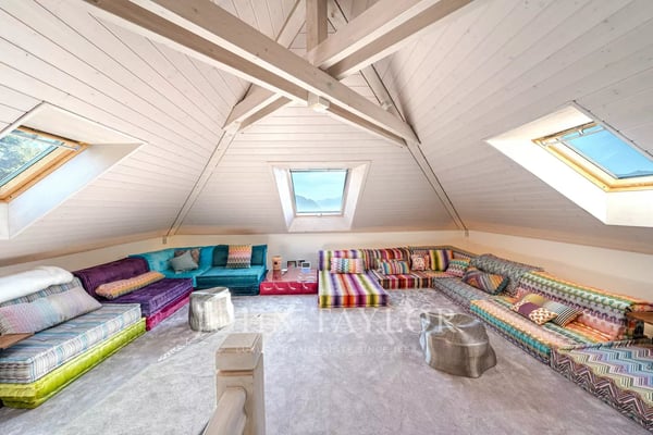 Luxueuse propriété avec piscine et vue lac exceptionnelle 13