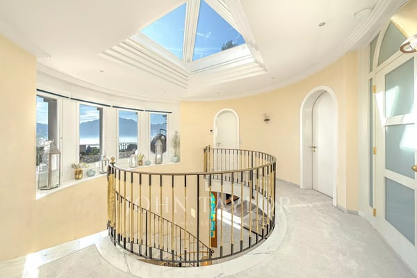 Luxueuse propriété avec piscine et vue lac exceptionnelle 11
