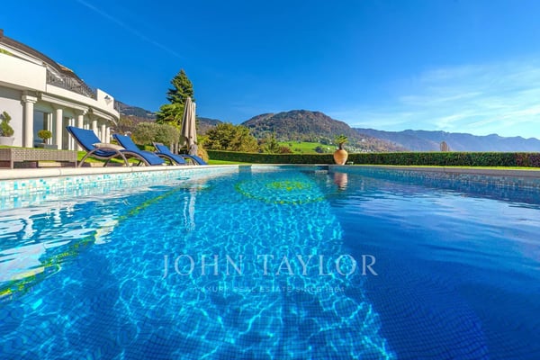 Luxueuse propriété avec piscine et vue lac exceptionnelle 3