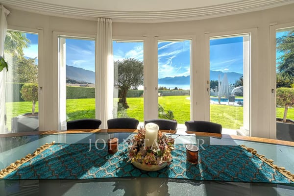 Luxueuse propriété avec piscine et vue lac exceptionnelle 9