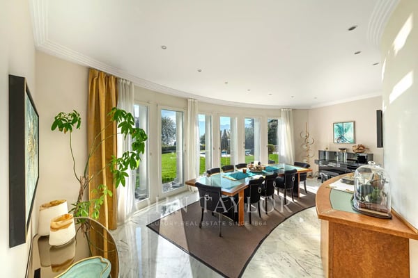 Luxueuse propriété avec piscine et vue lac exceptionnelle 10