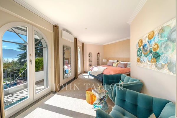 Luxueuse propriété avec piscine et vue lac exceptionnelle 12