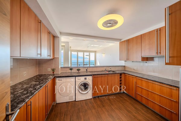Magnifique appartement de 4.5 pièces avec balcon et vue imprenable sur le lac et les montagnes 9