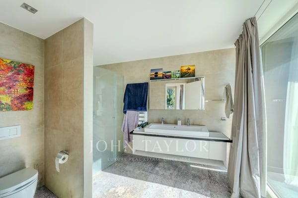 Villa contemporaine avec vue panoramique à Brent 5