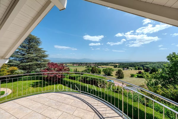 Magnifique propriété avec vue imprenable à Givrins 2