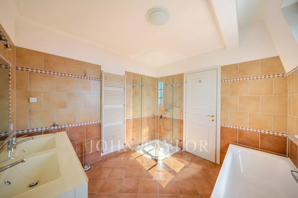 Appartement face au lac au coeur de Montreux 8
