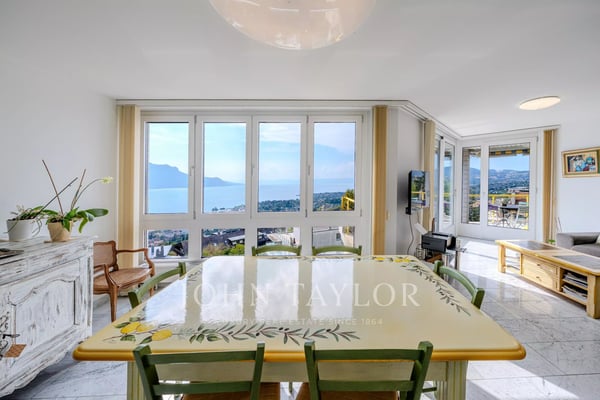 Appartement au dernier étage avec vue panoramique sur le lac à Chernex
