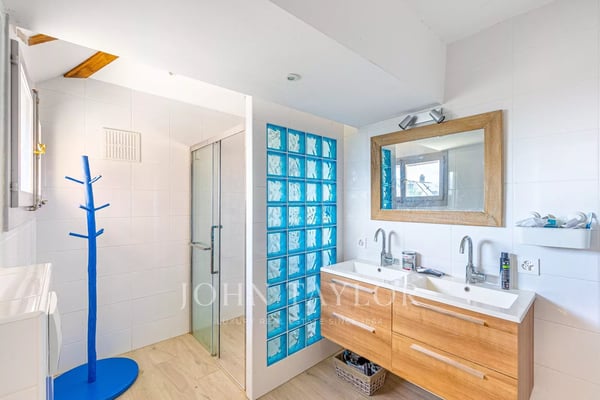 Maison offrant 600m2 au coeur de St-Légier 10