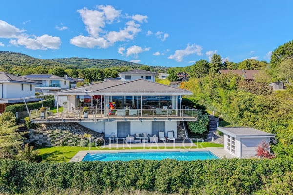 EN EXCLUSIVITÉ: Villa moderne avec piscine, vue sur le lac et le Mont-Blanc