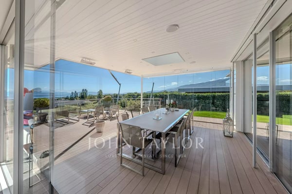 Villa contemporaine avec une vue spectaculaire sur le lac Léman 12