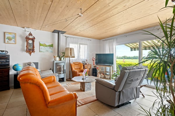 Spacieuse villa avec piscine et 2.5 pièces indépendant à St-Aubin 11