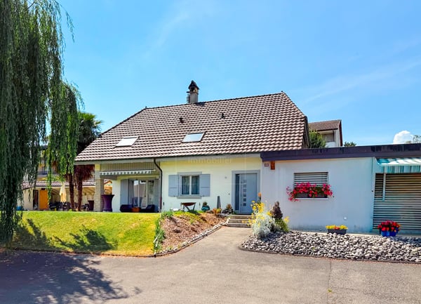 Spacieuse villa avec piscine et 2.5 pièces indépendant à St-Aubin 1