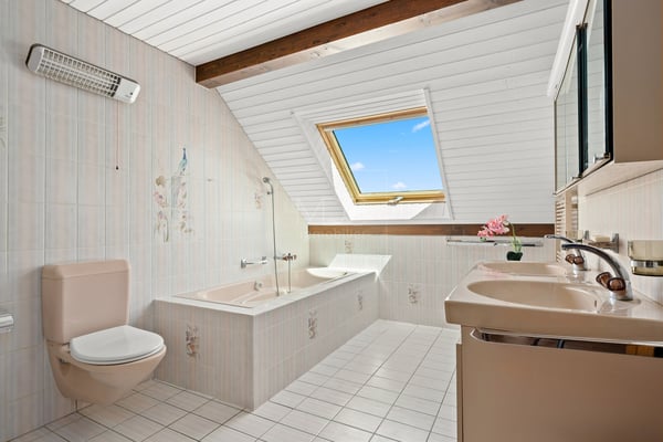 Spacieuse villa avec piscine et 2.5 pièces indépendant à St-Aubin 10