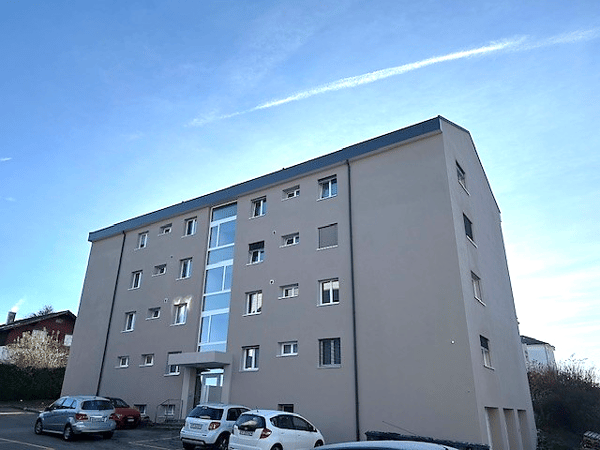 Appartement de 5.5 pièces dans un immeuble entièrement rénové au 2e étage avec balcon 1