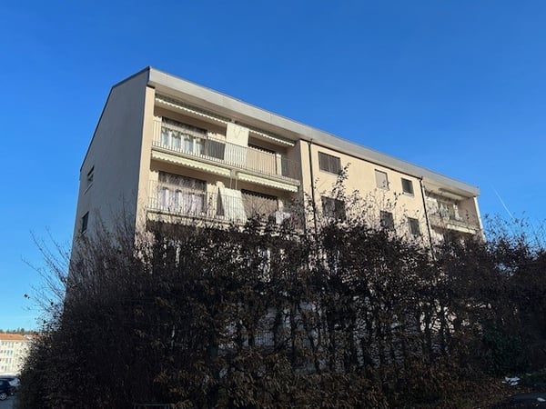 Appartement de 4.5 pièces, dans un immeuble entièrement rénové au 3e étage avec balcon 2
