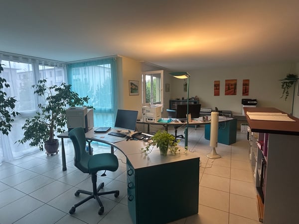 A louer  Superbes locaux professionnels de 2.5 pièces Avec parking 1