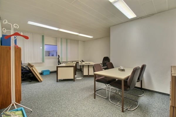 Bureaux avec archives et places de parc 3