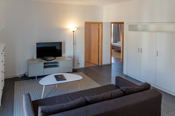 Appartement Deluxe Meublé – 2 Chambres avec Services Hôteliers 4