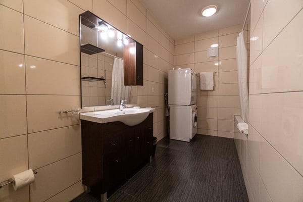 Appartement Deluxe Meublé – 2 Chambres avec Services Hôteliers 9