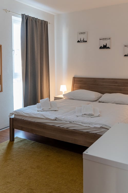 Appartement Deluxe Meublé – 2 Chambres avec Services Hôteliers 3