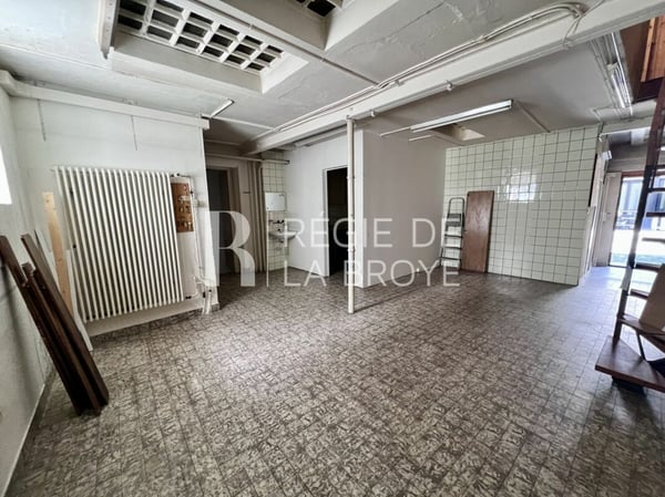 Bureau avec vitrine au centre d'Estavayer-le-Lac 5