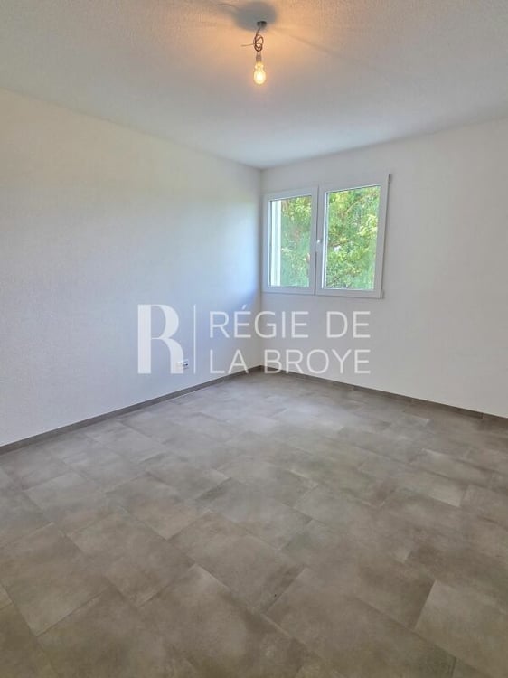Appartement de 4.5 pièces avec grand balcon à Chabrey 15