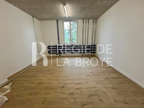 Local - dépôt d'env. 140 m² à Bussy 6