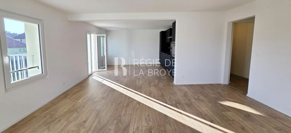 Magnifique appartement rénové de 4,5 pièces avec balcon à Montet 2